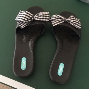 Oka B flip flops size medium